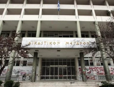 Αποκολλήθηκε κομμάτι της μαρκίζας στo Δικαστικό Μέγαρο της Λάρισας - Από τύχη δεν είχαμε τραυματισμούς! (φώτο)